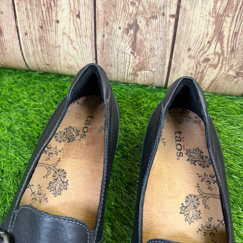 Taos Uppity Loafers Womens sizee 7.5 Black Leather Buckle Comfort